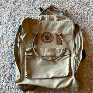 Beige kanken backpack with leather logo and handles!